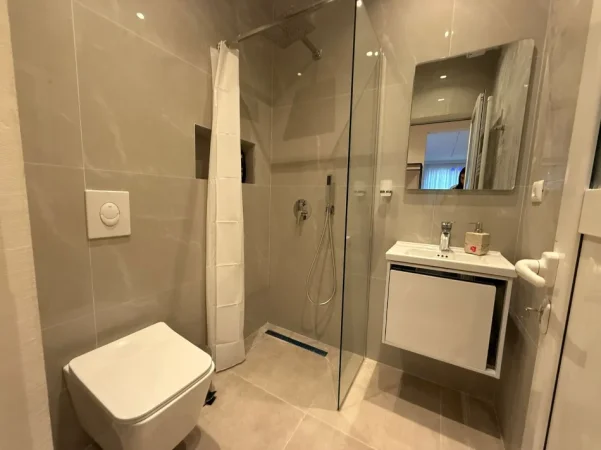 Tirane, jepet me qera apartament 1+1+Ballkon Kati 4, 57 m² 750 € (Rruga Myslym Shyri)