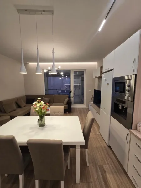 Tirane, jepet me qera apartament 2+1 Kati 3, 102 m² 900 € (JORDAN MISJA)
