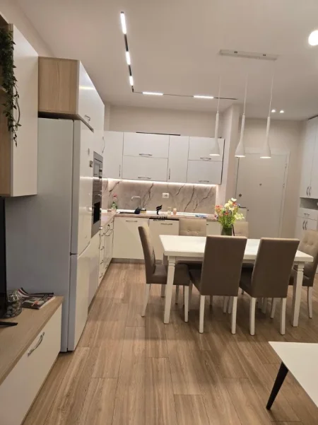 Tirane, jepet me qera apartament 2+1 Kati 3, 102 m² 900 € (JORDAN MISJA)