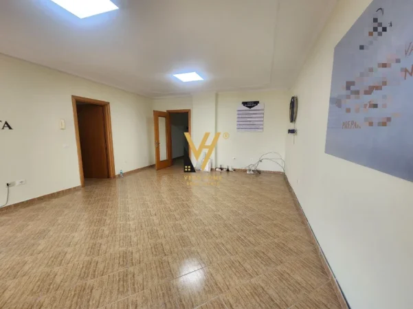Tirane, jepet me qera zyre Kati 5, 100 m² 720 € (ZOGU I ZI)