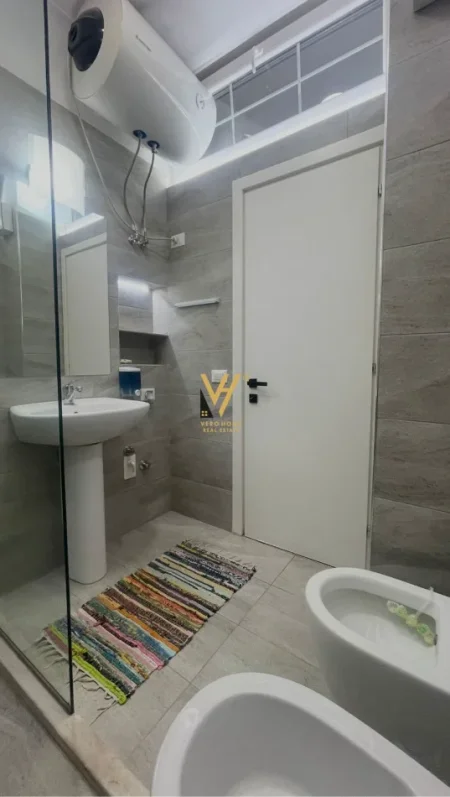 Tirane, jepet me qera apartament 1+1+Ballkon Kati 2, 70 m² 670 € (KOMUNA E PARISIT)