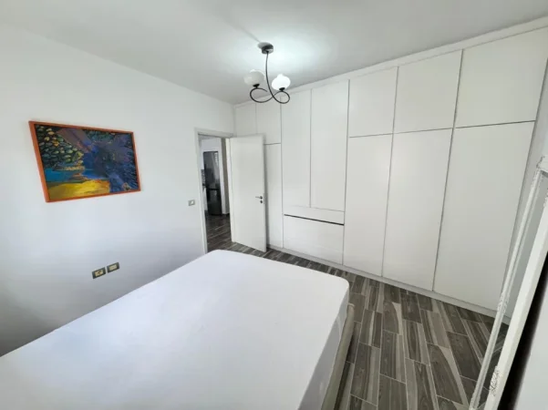 Shqiperi, jepet me qera apartament 1+1 Kati 3, 65 m² 550 € (Kompleksi Ferrari, Rruga Peti)