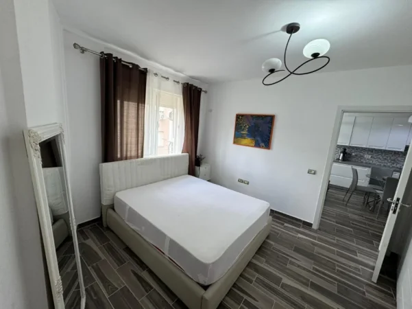 Shqiperi, jepet me qera apartament 1+1 Kati 3, 65 m² 550 € (Kompleksi Ferrari, Rruga Peti)