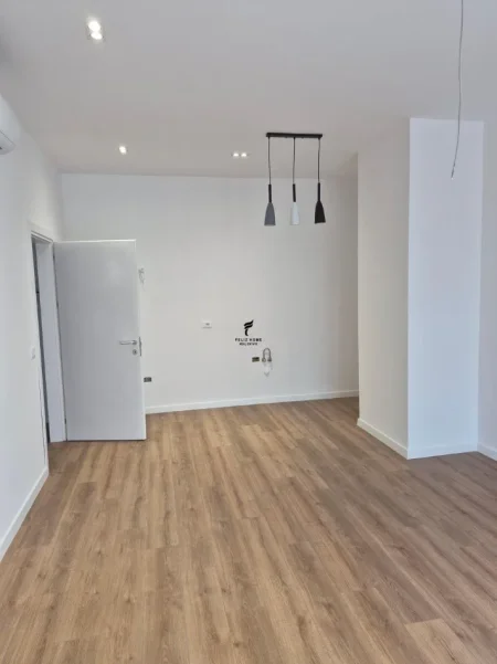 Tirane, jepet me qera zyre Kati 3, 65 m² 550 € (ISH DOGANA)