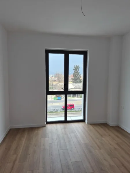 Tirane, jepet me qera zyre Kati 3, 65 m² 550 € (ISH DOGANA)