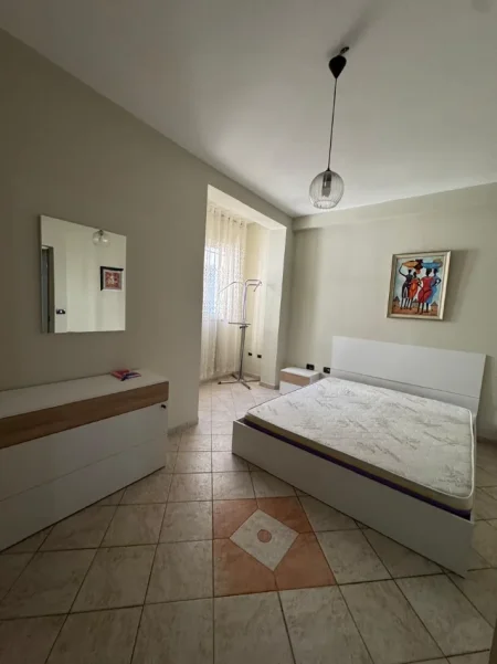 Tirane, jepet me qera apartament 1+1 Kati 3, 50 m² 500 € (Rruga e Kavajes, Perballe Xhamise)