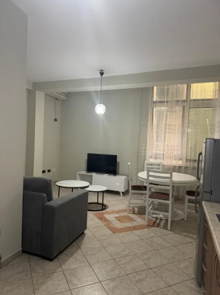 Tirane, jepet me qera apartament 1+1 Kati 3, 50 m² 500 € (Rruga e Kavajes, Perballe Xhamise)