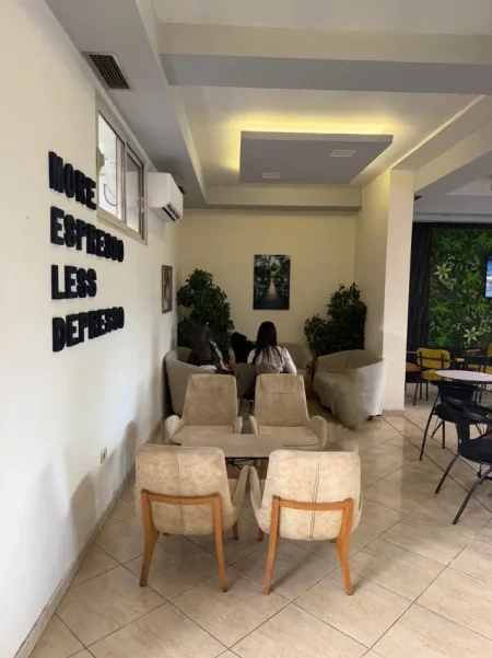 Tirane, jepet me qera bar-kafe Kati 0, 150 m² 1.200 € (Rruga Don Bosko)