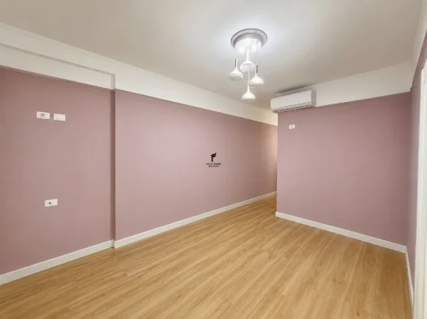 Tirane, jepet me qera zyre Kati 1, 110 m² 1.400 € (KOMUNA E PARISIT)