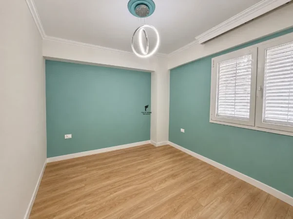 Tirane, jepet me qera zyre Kati 1, 110 m² 1.400 € (KOMUNA E PARISIT)