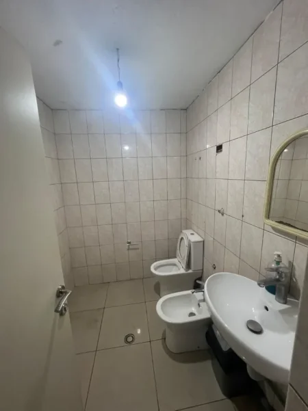 Tirane, jepet me qera ambjent biznesi Kati 2, 750 m² 3.750 € (SPITALI AMERIKAN 3)