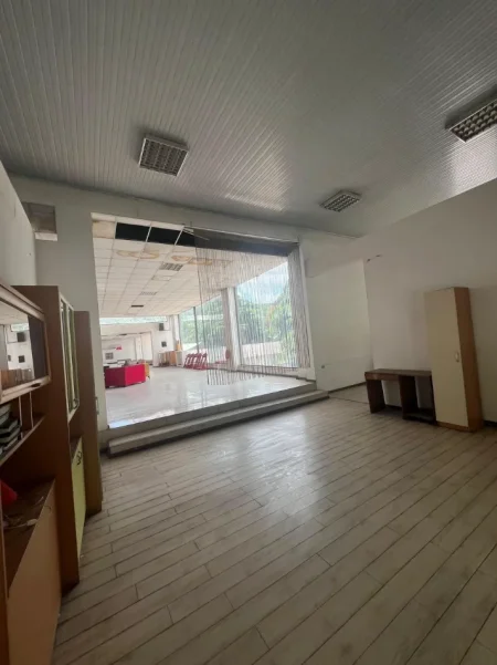 Tirane, jepet me qera ambjent biznesi Kati 2, 750 m² 3.750 € (SPITALI AMERIKAN 3)