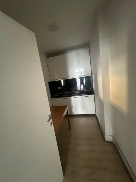 Tirane, jepet me qera ambjent biznesi Kati 2, 750 m² 3.750 € (SPITALI AMERIKAN 3)