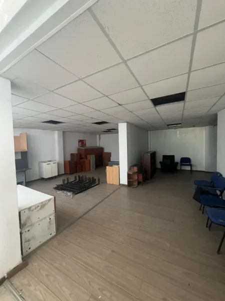 Tirane, jepet me qera ambjent biznesi Kati 2, 750 m² 3.750 € (SPITALI AMERIKAN 3)