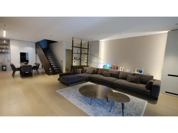 Tirane, shitet apartament duplex 3+1+Ballkon Kati 10, 356 m² (Kompleksi Square 21, Rruga e Kavajës, Tiranë)