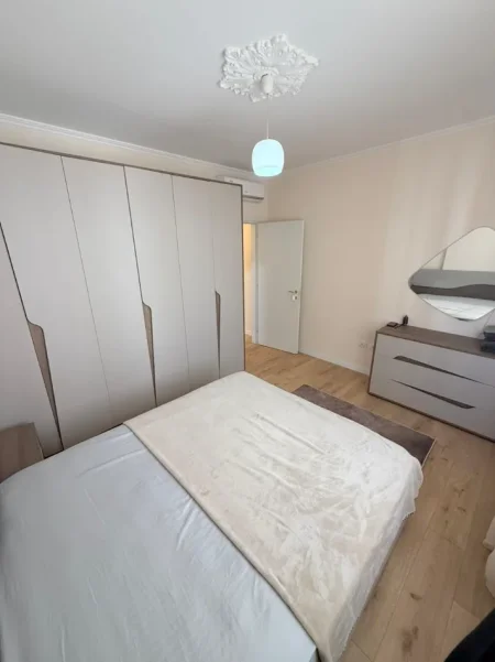 Tirane, jepet me qera apartament 2+1+Ballkon Kati 3, 90 m² 1.000 € (Kompleksi Delijorgji)