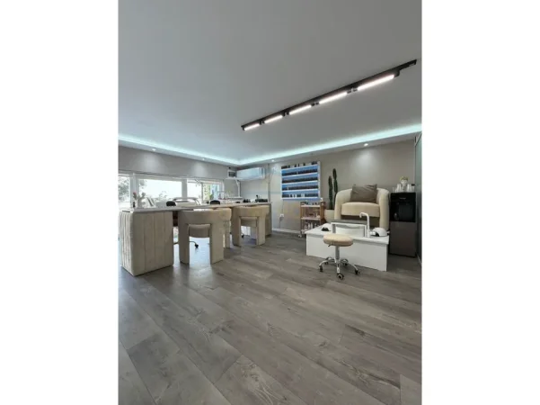 Tirane, jepet me qera ambjent biznesi PARUKERI ,Kati 0, 50 m² 1.200 € (UNIVERS CITY , QTU)