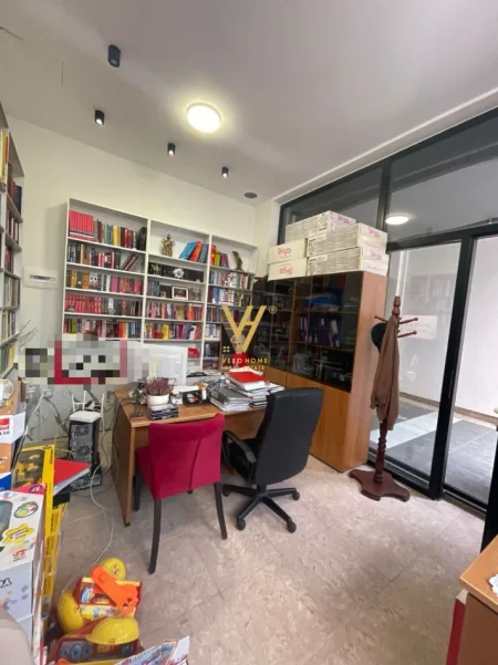 Tirane, jepet me qera zyre Kati 0, 40 m² 520 € (MYSLYM SHYRI)