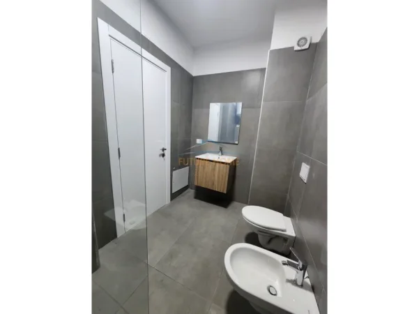 Tirane, jepet me qera apartament 1+1+Ballkon Kati 11, 76 m² 600 € (Kompleksi Arlis)