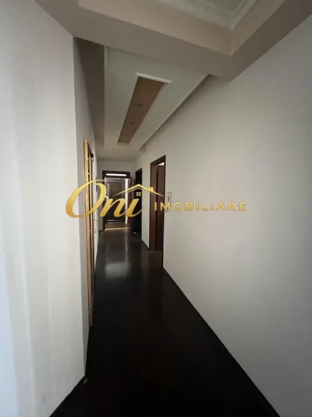 Tirane, jepet me qera apartament 2+1 Kati 5, 112 m² 600 € (KOMUNA E PARISIT)