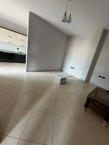 Tirane, jepet me qera apartament 1+1+Ballkon Kati 2, 65 m² 350 € (Komisariati 4)
