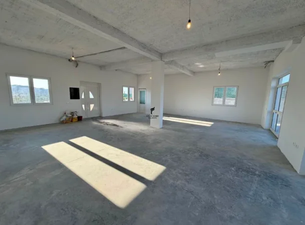 Tirane, jepet me qera magazine Kati 0, 100 m² 500 € (KASHAR)