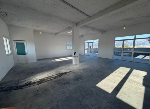 Tirane, jepet me qera magazine Kati 0, 100 m² 500 € (KASHAR)