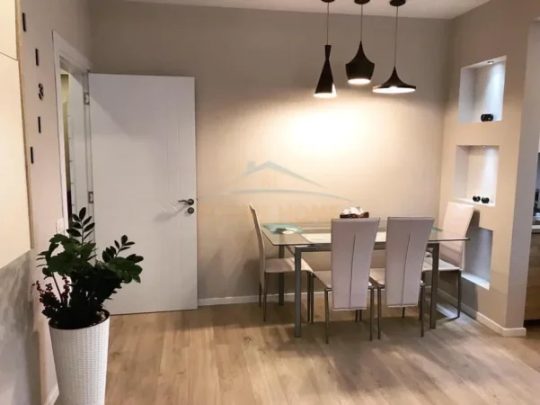 Tirane, jepet me qera apartament 2+1+Ballkon Kati 3, 80 m² 800 € (Kodra e Diellit)