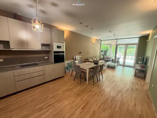 Tirane, jepet me qera apartament 2+1 Kati 1, 160 m² 1.000 € (secret garden residenc)