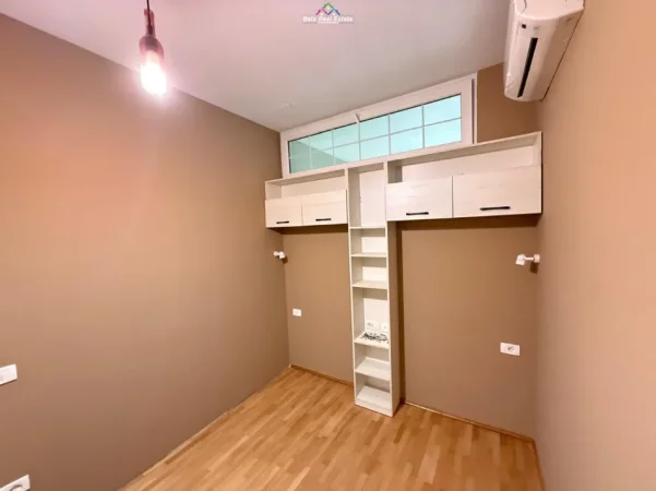 Tirane, jepet me qera apartament 2+1 Kati 1, 160 m² 1.000 € (secret garden residenc)