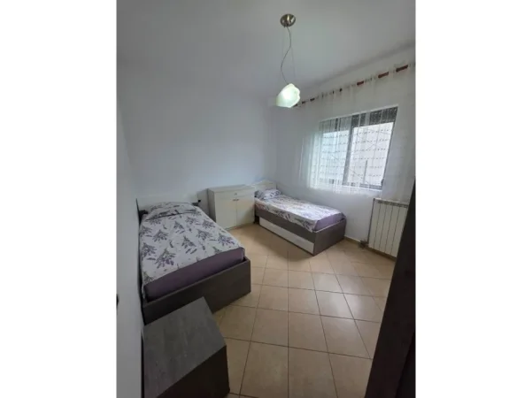 Tirane, jepet me qera apartament 3+1+Ballkon Kati 1, 132 m² 600 € (Sauk)