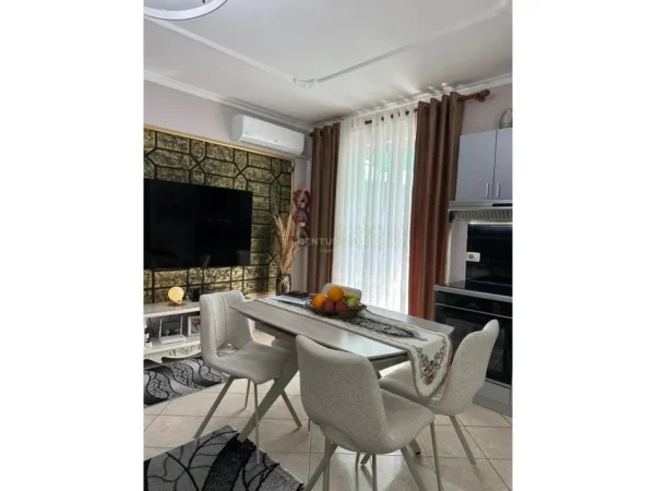 Tirane, shitet apartament 2+1+Ballkon Kati 5, 144 m² 162.000 € (fresku)