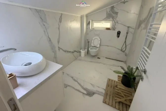 Tirane, jepet me qera apartament 3+1 Kati 3, 200 m² 1.500 € (secret garden)