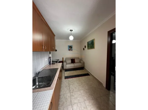 Tirane, jepet me qera apartament 1+1+Ballkon Kati 3, 42 m² 450 € (Rruga e Elbasanit)