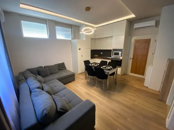 Tirane, jepet me qera apartament 1+1+Ballkon Kati 1, 56 m² 550 € (hamdu garunja)