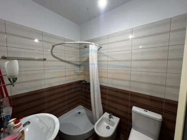Tirane, jepet me qera apartament 2+1+Ballkon Kati 3, 100 m² 550 € (Unaza e Re)