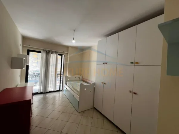 Tirane, jepet me qera apartament 2+1+Ballkon Kati 3, 100 m² 550 € (Unaza e Re)