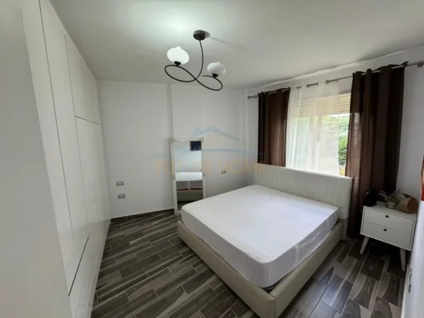 Tirane, jepet me qera apartament 1+1+Ballkon Kati 3, 65 m² 550 € (Liqeni i Thate)