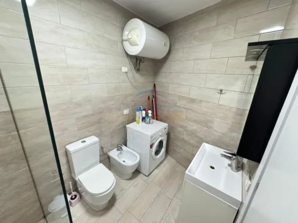 Tirane, jepet me qera apartament 1+1+Ballkon Kati 3, 65 m² 550 € (Liqeni i Thate)