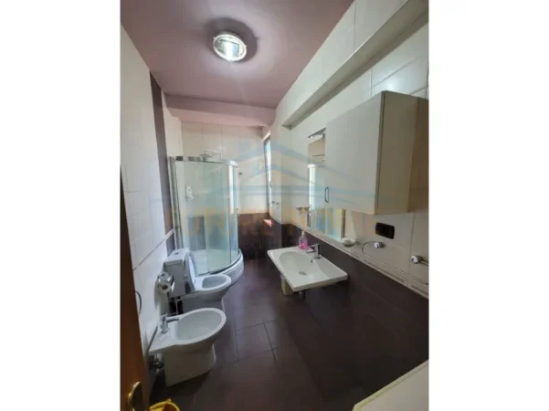 Tirane, jepet me qera apartament 2+1+Ballkon Kati 2, 89 m² 700 € (Bulevardi Zogu I Pare)