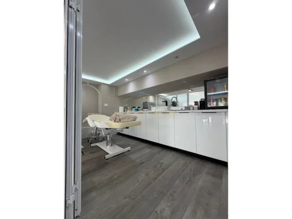 Tirane, jepet me qera ambjent biznesi Kati 0, 50 m² 1.200 € 
