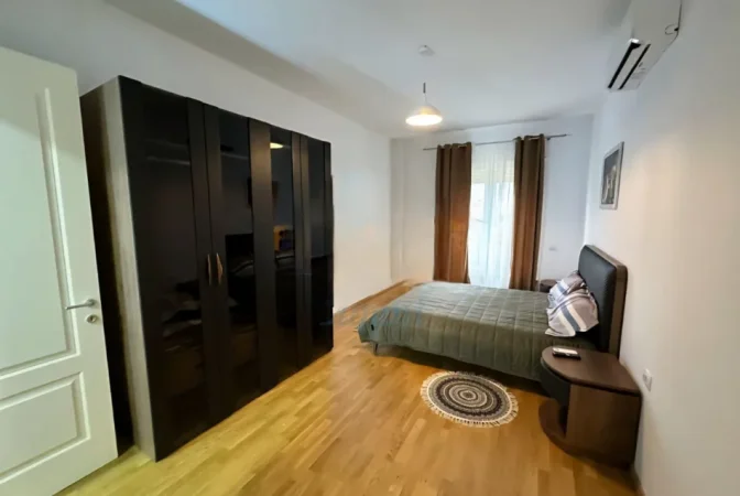 Tirane, jepet me qera apartament 2+1 Kati 1, 95 m² 1.200 € (Rruga e Vilave)