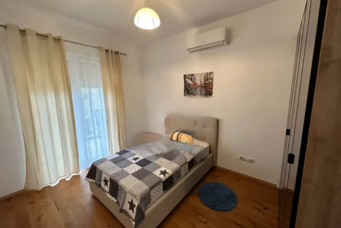 Tirane, jepet me qera apartament 2+1 Kati 1, 95 m² 1.200 € (Rruga e Vilave)