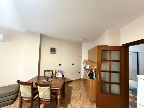 Tirane, jepet me qera apartament 1+1 Kati 1, 65 m² 450 € (Rruga e Elbasanit)
