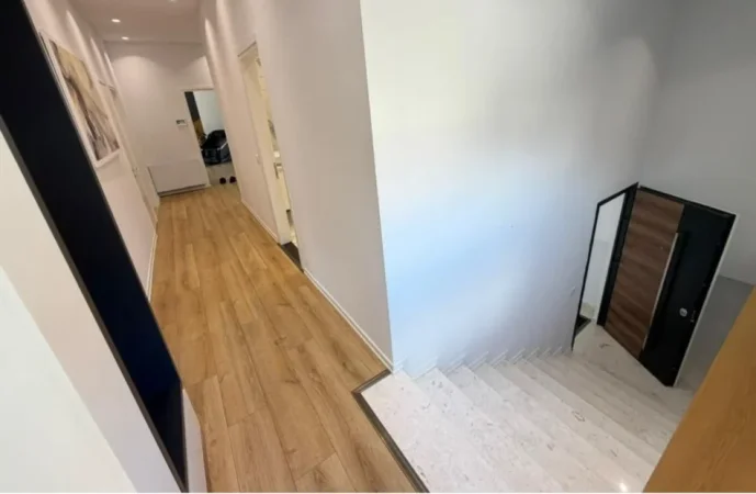 Tirane, jepet me qera apartament 1+1 Kati 3, 200 m² 1.500 € (Teg)