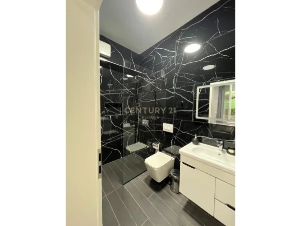 Tirane, jepet me qera apartament 2+1 Kati 1, 147 m² 700 € (kopshti botanik)
