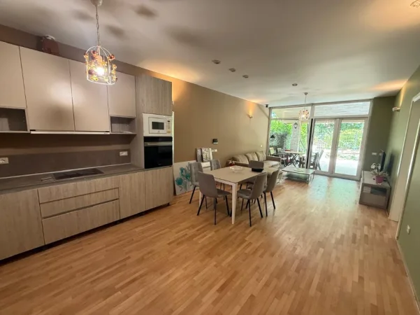 Tirane, jepet me qera apartament 2+1 Kati 0, 160 m² 1.000 € (Teg)