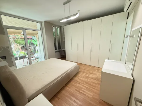 Tirane, jepet me qera apartament 2+1 Kati 0, 160 m² 1.000 € (Teg)