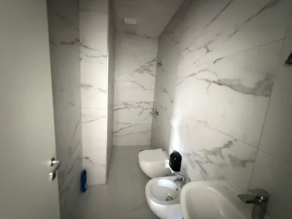 Tirane, jepet me qera zyre Kati 7, 124 m² 1.000 € (garden bilding residenc)
