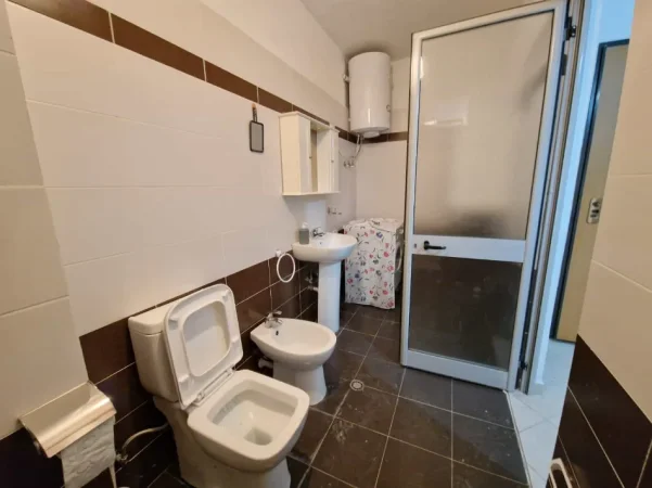 Tirane, shes apartament 2+1 Kati 1, 92 m² 145.000 € (Rruga Foto Xhavella)
